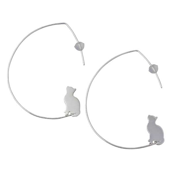 ブルーキャット Blue Cat ピアス レディース シルバー 見上げる猫 ネコ ねこ シリコンキャッチ 2個売り フープタイプ おしゃれ かわいい ot SEV655-1072何が気になるのか顔を上