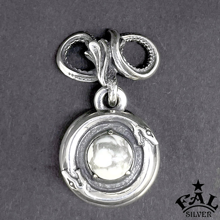 ウロボロス【Ouroboros】とは自らの尾を噛(か)んで飲み込み円を形づくる蛇または竜のことをさし、その円形は始めと終わ りが一致すること、いいかえれば始めもなく終わりもないことから、完全、永遠、不