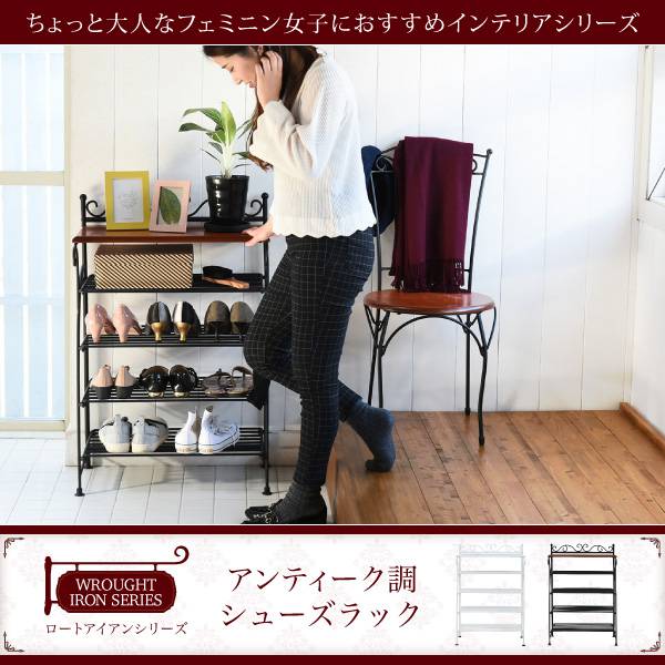 最上段の棚には、ディフューザーや出かける前に手にしたい鍵や時計を置くことができ、生活を便利に快適に過ごせそう。メッシュ板なので、通気性がよく、見せる収納としても大活躍。玄関だけではなく、お部屋の中でラ