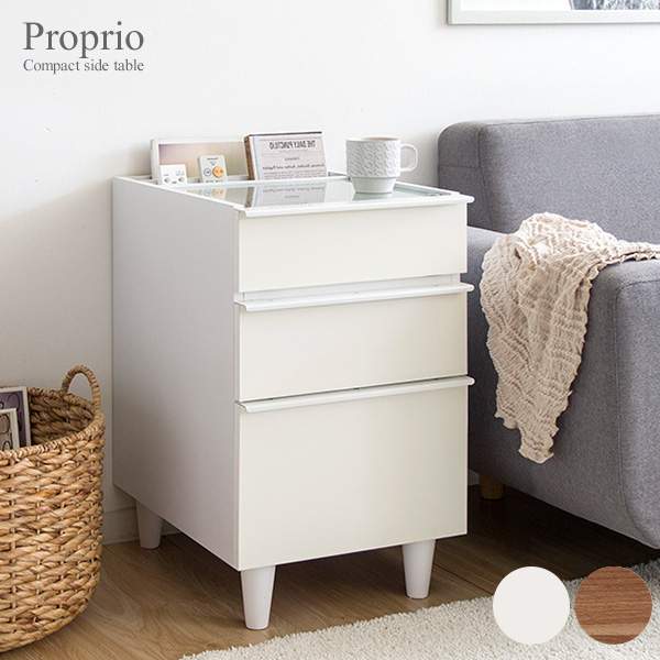 幅35cm、高さ60cmとコンパクトでお部屋に置きやすいサイドテーブル『Proprio（プロプリオ）』。上部はガラス天板を採用しており、魅せる収納が叶います。深さの違うラックやスライドレール付きの引き